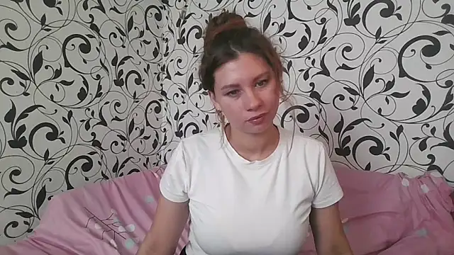 Snapshot of YourEmilie chatting on 8, 10, 2025 YourEmilie online show from 8, 10, 2025