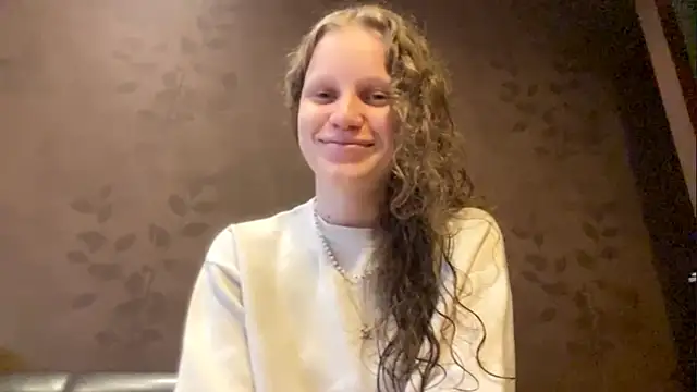 Snapshot of GlyndaCaver chatting on 15, 10, 2025 GlyndaCaver online show from 15, 10, 2025