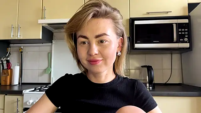 Snapshot of MartaLuna_ chatting on 7, 6, 2026 MartaLuna online show from 7, 6, 2026