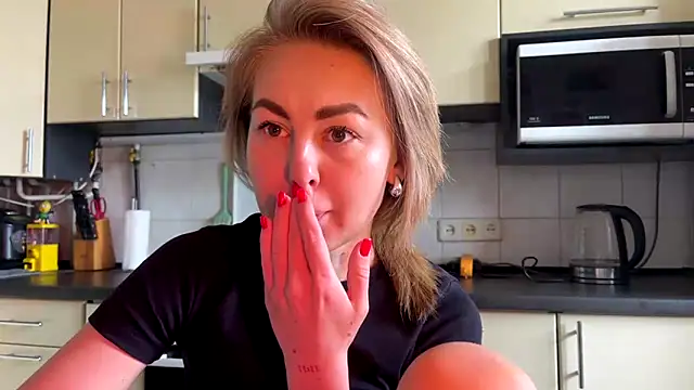 Snapshot of MartaLuna_ chatting on 18, 6, 2026 MartaLuna online show from 18, 6, 2026