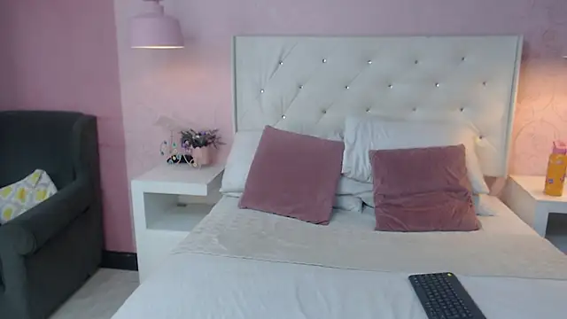 NatashaLimaa online show from 6, 10, 2025