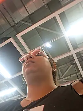 Snapshot of Aliciabloom chatting on 28, 10, 2025 Aliciabloom online show from 28, 10, 2025