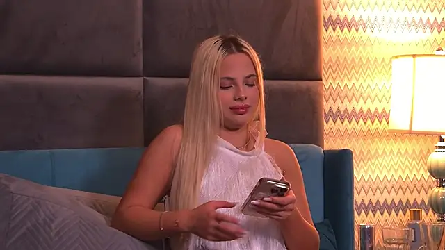 Snapshot of YssabelFox chatting on 12, 10, 2025 YssabelFox online show from 12, 10, 2025