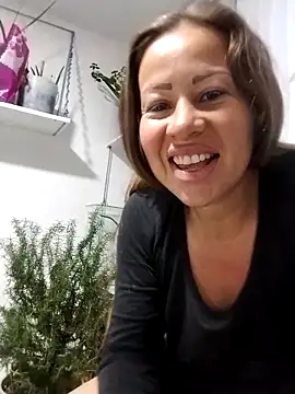 Snapshot of LaraCaliente chatting on 11, 10, 2025 LaraCaliente online show from 11, 10, 2025