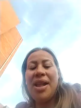 Snapshot of LaraCaliente chatting on 28, 10, 2025 LaraCaliente online show from 28, 10, 2025