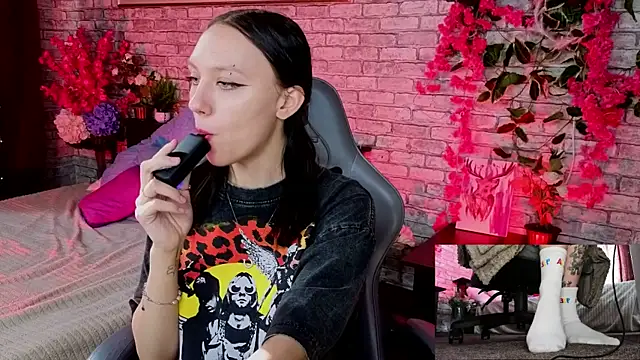 Snapshot of AdeliceLenoir chatting on 24, 9, 2025 AdeliceLenoir online show from 24, 9, 2025