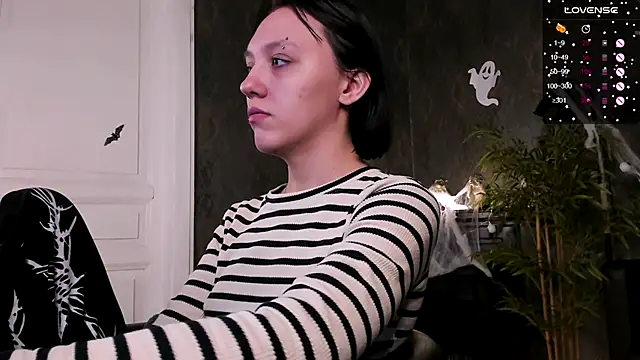 Snapshot of AdeliceLenoir chatting on 28, 10, 2025 AdeliceLenoir online show from 28, 10, 2025