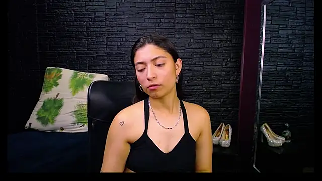 Snapshot of Lizzie_Collin chatting on 23, 10, 2025 Lizzie Collin online show from 23, 10, 2025