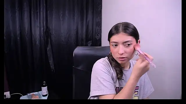 Snapshot of Lizzie_Collin chatting on 30, 10, 2025 Lizzie Collin online show from 30, 10, 2025