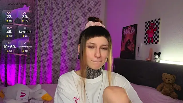 Snapshot of LilithPoison chatting on 12, 11, 2025 LilithPoison online show from 12, 11, 2025