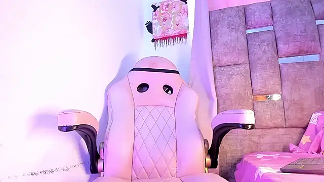 Snapshot of Mia_royal chatting on 25, 10, 2025 Mia royal online show from 25, 10, 2025