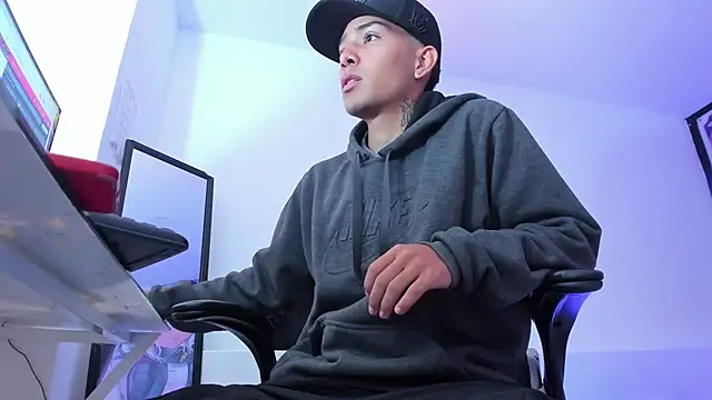 Snapshot of Hunteer_Boy chatting on 13, 10, 2025 Hunteer Boy online show from 13, 10, 2025