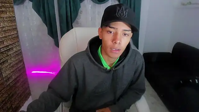 Snapshot of Hunteer_Boy chatting on 20, 10, 2025 Hunteer Boy online show from 20, 10, 2025