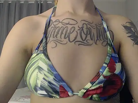 Snapshot of unqblonde chatting on 14, 9, 2025 unqblonde online show from 14, 9, 2025