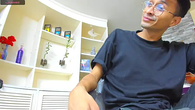 Snapshot of Juicy_Creww chatting on 12, 10, 2025 Juicy Creww online show from 12, 10, 2025