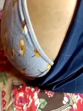 Snapshot of Romantic_couple89 chatting on 6, 10, 2025 Romantic couple89 online show from 6, 10, 2025