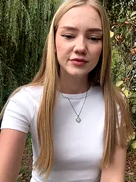 Snapshot of MilaMoone chatting on 20, 9, 2025 MilaMoone online show from 20, 9, 2025