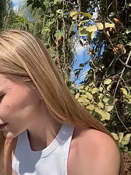 Snapshot of MilaMoone chatting on 21, 9, 2025 MilaMoone online show from 21, 9, 2025