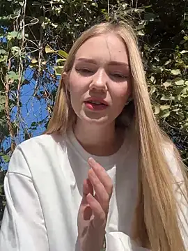 Snapshot of MilaMoone chatting on 22, 9, 2025 MilaMoone online show from 22, 9, 2025