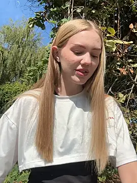 Snapshot of MilaMoone chatting on 25, 9, 2025 MilaMoone online show from 25, 9, 2025