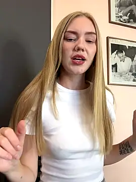 Snapshot of MilaMoone chatting on 30, 9, 2025 MilaMoone online show from 30, 9, 2025