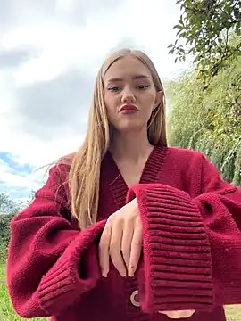 Snapshot of MilaMoone chatting on 2, 10, 2025 MilaMoone online show from 2, 10, 2025