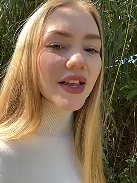 Snapshot of MilaMoone chatting on 4, 10, 2025 MilaMoone online show from 4, 10, 2025