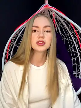 Snapshot of MilaMoone chatting on 5, 10, 2025 MilaMoone online show from 5, 10, 2025