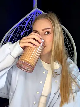 Snapshot of MilaMoone chatting on 14, 10, 2025 MilaMoone online show from 14, 10, 2025