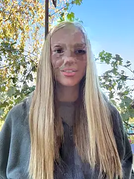 Snapshot of MilaMoone chatting on 17, 10, 2025 MilaMoone online show from 17, 10, 2025