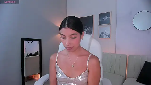 Snapshot of Tiffany_Low chatting on 29, 11, 2025 Tiffany Low online show from 29, 11, 2025