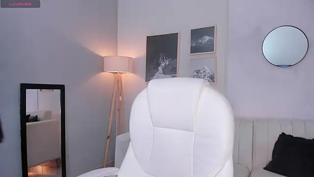 Snapshot of Tiffany_Low chatting on 14, 12, 2025 Tiffany Low online show from 14, 12, 2025