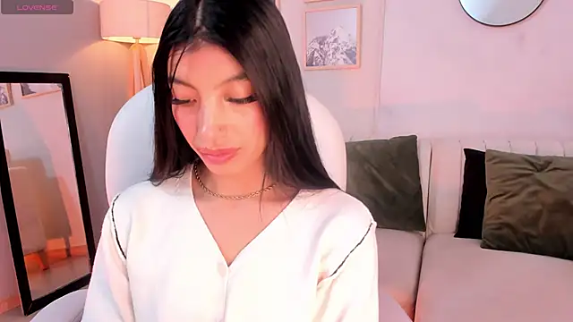 Tiffany Low online show from 25, 2, 2026