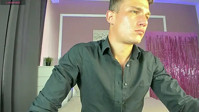 Snapshot of AdamGold01 chatting on 18, 9, 2025 AdamGold01 online show from 18, 9, 2025