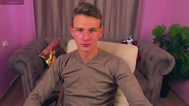 Snapshot of AdamGold01 chatting on 21, 9, 2025 AdamGold01 online show from 21, 9, 2025