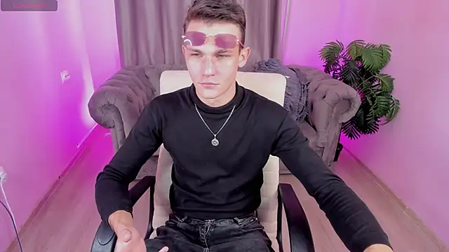 Snapshot of AdamGold01 chatting on 28, 9, 2025 AdamGold01 online show from 28, 9, 2025