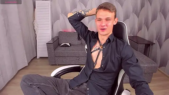 Snapshot of AdamGold01 chatting on 9, 10, 2025 AdamGold01 online show from 9, 10, 2025