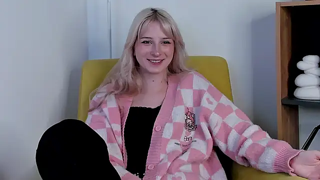 Snapshot of FridaAaberg chatting on 17, 9, 2025 FridaAaberg online show from 17, 9, 2025