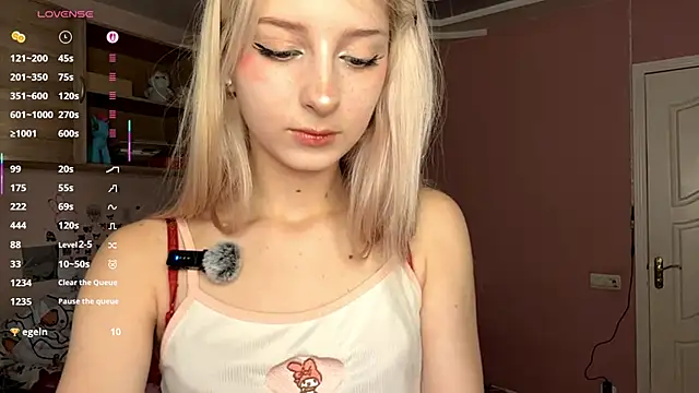 Snapshot of FridaAaberg chatting on 13, 10, 2025 FridaAaberg online show from 13, 10, 2025