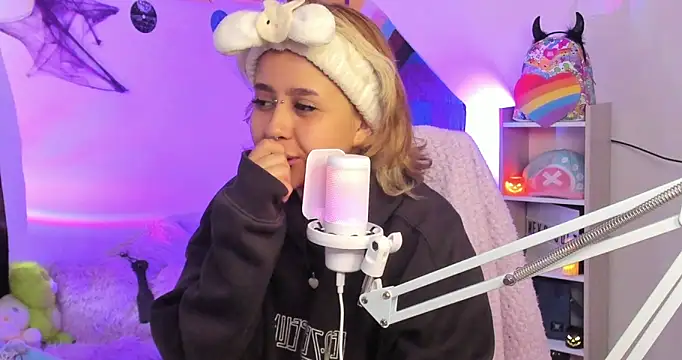 Snapshot of NekoWaifu chatting on 4, 10, 2025 NekoWaifu online show from 4, 10, 2025