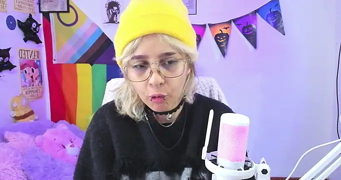 Snapshot of NekoWaifu chatting on 25, 10, 2025 NekoWaifu online show from 25, 10, 2025