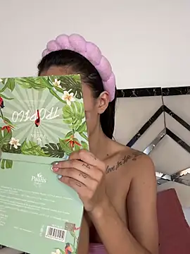 Snapshot of MiaKane99 chatting on 1, 11, 2025 MiaKane99 online show from 1, 11, 2025