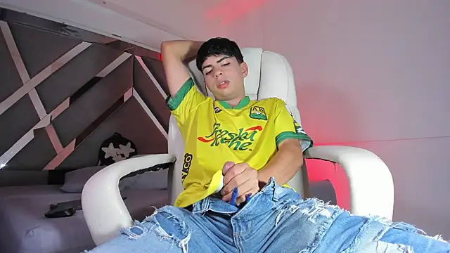 Snapshot of Peter_chase chatting on 18, 9, 2025 Peter chase online show from 18, 9, 2025