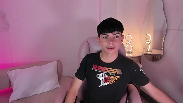 Snapshot of Peter_chase chatting on 25, 9, 2025 Peter chase online show from 25, 9, 2025