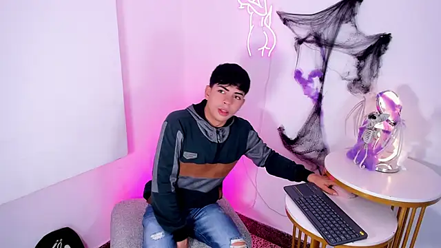 Snapshot of Peter_chase chatting on 22, 10, 2025 Peter chase online show from 22, 10, 2025