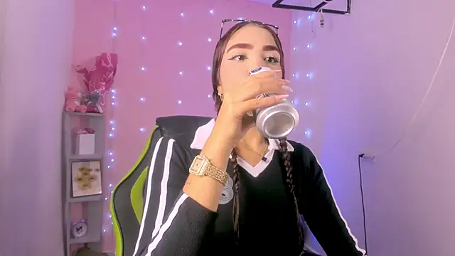 Snapshot of ashlysmith_01 chatting on 17, 10, 2025 ashlysmith 01 online show from 17, 10, 2025