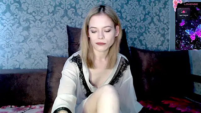 Snapshot of Kate__Loves chatting on 17, 12, 2025 Kate Loves online show from 17, 12, 2025