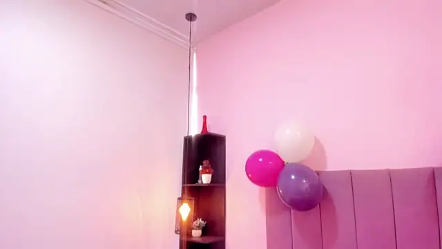 HoollyHendrix online show from 8, 11, 2025