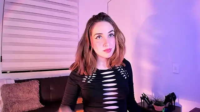 Snapshot of SarahCastillo_ chatting on 8, 10, 2025 SarahCastillo online show from 8, 10, 2025