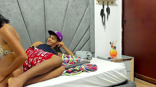 Snapshot of DaphnerANDrogerrr chatting on 6, 10, 2025 DaphnerANDrogerrr online show from 6, 10, 2025